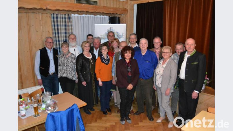 Der neue und Teile des alten Vorstands mit den Geehrten und Ehrengästen. Bild: hcz