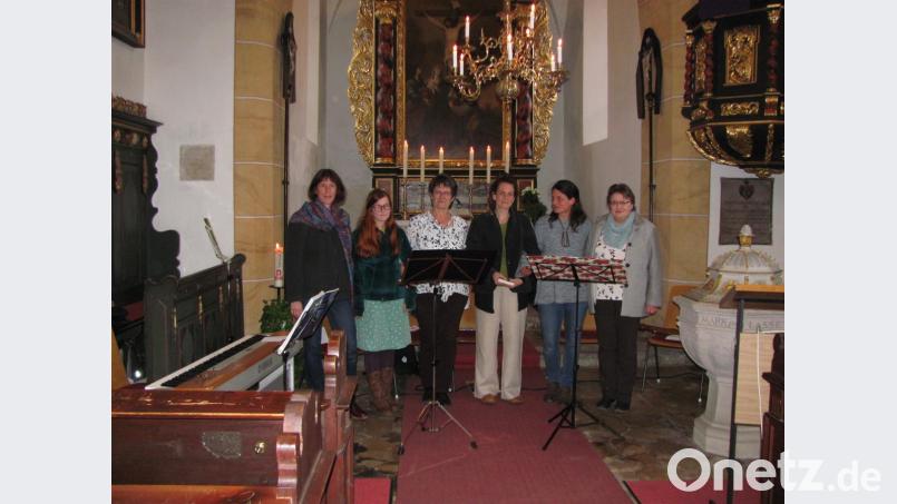 Ulrike Wiesner, Lotta Wiesner, Renate Buchfelder, Elke Wiesner und Kathrin Wiesner (von links) sorgen mit Flöten- und Pianospiel und Gesang für eine besinnliche Stunde. Gisela Prölß (rechts) kann wegen einer starken Erkältung ihre Gedichte nicht selbst vorlesen. Bild: sei