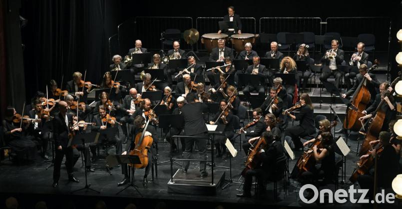 Das Siemens-Orchester München begeisterte im Stadttheater: Überzeugende Solisten und ein hervorragendes Orchester spielten Brahms und Dvorak. Bild: Petra Hartl