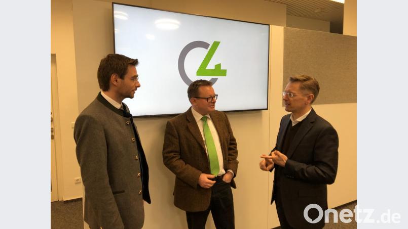 Die beiden CSU-Landtagsabgeordneten Stephan Oetzinger (links) und Tobias Reiß (rechts) unterhalten sich mit Professor Erich Bauer, .dem Vorstandsvorsitzenden der LUCESTIFTUNG und Geschäftsführer des ÜBZO in Weiherhammer, Bild: privat
