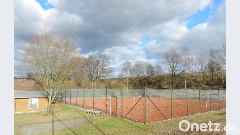 Auf Antrag von FC und Tennisfreunden ließ die Gemeinde die mächtige Hecke am Rande der Tennisplätze entfernen. Die Frühjahrsüberholung der Plätze in den nächsten Wochen werde dadurch deutlich erleichtert, weil durch weniger Schatten auch weniger Moos wachse, freuen sich die Verantwortlichen. Spätestens Mitte April sollen die Plätze wieder bespielbar sein. Bild: edo