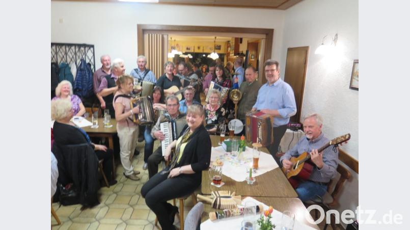 Gastgeberin Maria Storek (vorne) freut sich über die tolle Stimmung beim Musikantenstammtisch. Bild: jzk