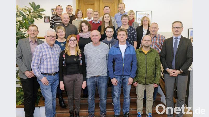 Die Amberger Plättenführer und Anleger mit Kulturreferent Wolfgang Dersch (rechts), Kulturamtsleiter Reiner Volkert sowie Hubert Röder und Corina Rumpler von der Tourist-Information Amberg (vorne von links). Bild: Susanne Schwab, Stadt Amberg