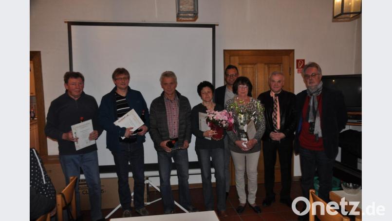 Vorsitzender Alfons Pöllath, Bürgermeister Günter Kopp (von rechts) und Kreisfachberater Harald Schlöger (Vierter von rechts) ehren Hans Dumler, Alexander Kobel, Franz Killer, Monika Deubzer und Christa Müller (von links) für jahrzehntelange Treue zum Obst- und Gartenbauverein. Bild: ak