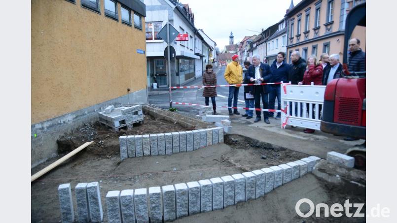 Beim "Posteck" wird aus der einst tristen Schotterfläche eine kleine Grünoase mit Sitzbank und Blumenkasten. Bild: bey