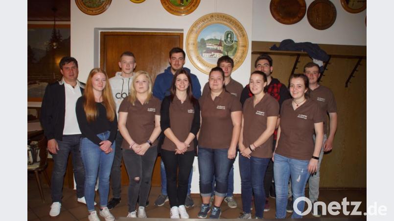 Dem neugewählten Führungsteam der Dorfjugend mit Vorsitzendem Tobias Wiezorreck (rechts) dankte Bürgermeister Gerald Reiter (links) für ihr Engagement in der Gemeinde. Bild: mmj