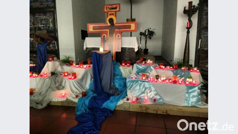 Wasser - Quelle des Lebens. Nur der besonders gestaltete Altar wird von Kerzenlicht erhellt. Bild: wrt