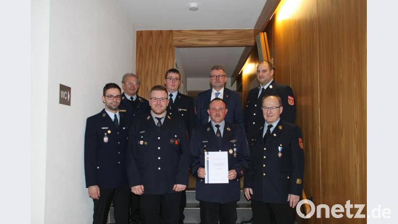 Günter Schraml (vorne, Zweiter von rechts) wurde mit der Ehrennadel in Silber der Jugendfeuerwehr Bayern geehrt. Bild: egl