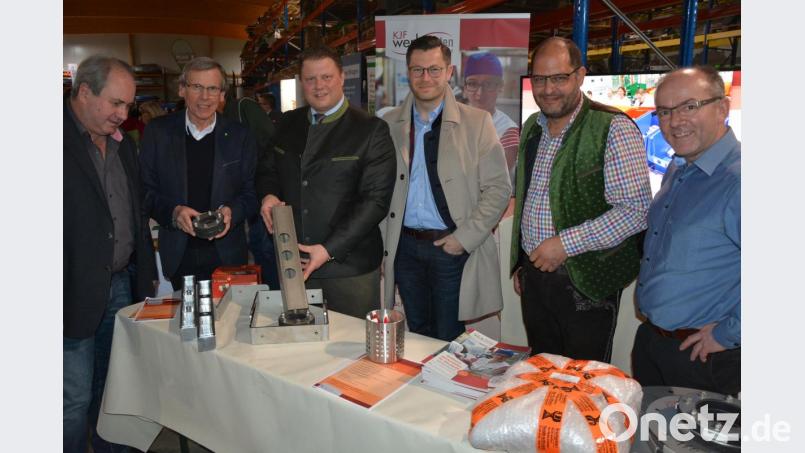 Mit dabei waren die Stiftlandwerkstätten St. Elisabeth, seit vielen Jahren Partner der Firma „Green Energy“. An ihrem Messestand trafen sich (von links) Stadtrat Josef Schwägerl, Werkstätten-Einrichtungsleiter Karl G. Kick, Zweiter Bürgermeister Stefan Grillmeier, MdL Christoph Skutella, Geschäftsführer Max Zintl und Technischer Leiter Josef Waidhas (Behindertenwerkstätte). Bild: jr