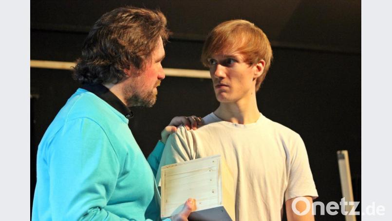 Die Proben für "A Clockwork Orange" laufen bereits auf Hochtouren. Unser Bild zeigt den Hauptdarsteller, Daniel Adler alias Alex. Links im Bild Bernhard Neumann, der den Pfarrer mimt. Er zeichnet gleichzeitig für das Bühnenbild verantwortlich. Bild: exb/Florian Wein