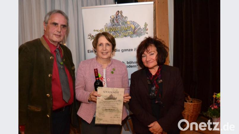 Landtagsabgeordnete Annette Karl, hier mit Horst Fuchs und Anita Holub- Franke, bekennt, dass sie &quot;Nicht- Musikantin&quot; und zudem &quot;Zugereiste&quot; ist, aber trotzdem die Oberpfälzer und die böhmische Musik liebt. Bild: hcz