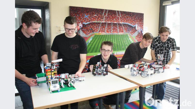 Beim Schnuppertag des Ortenburg-Gymnasiums stellten die Schüler des Seminars Robotik den Besuchern ihre "Roboterkonstruktionen" vor. Bild: lg