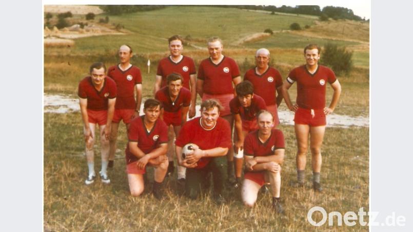 1969 kommt es zum ersten Pokalspiel der „Wilden Männer“ gegen die „Frohsinn“-Mannschaft. Da Seniorwirt Ludwig Merkl aus Altersgründen nicht mehr mit auflaufen konnte, bestritten alle restlichen Mitglieder die Partie – und gewannen. Repro: hl