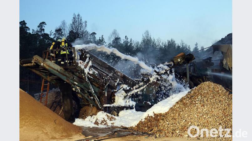 Feuerwehr setzt Löschschaum ein. Bild: jma