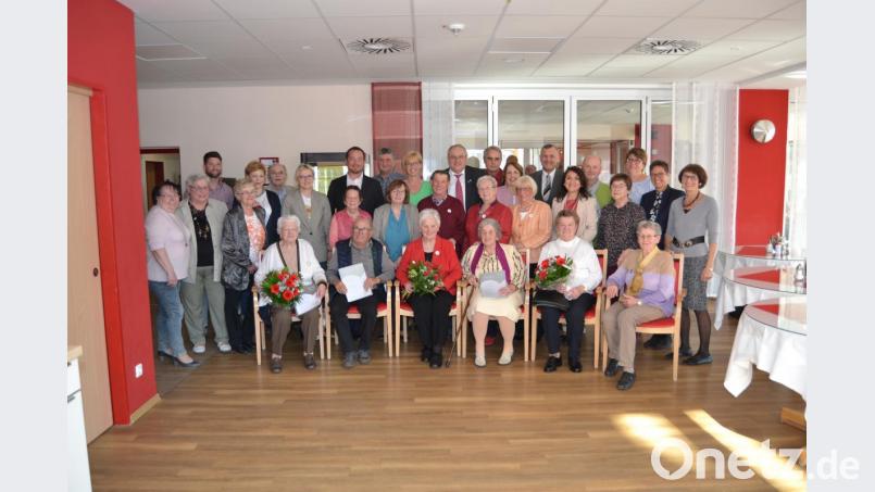 Sie engagieren sich für die Arbeiterwohlfahrt: Die für 25- und 50- jährige Treue Geehrten zusammen mit den neuen Vorstandsmitgliedern, Vorsitzender Hilde Zebisch (sitzend, Dritte von links) und den Ehrengästen. Bild: hcz