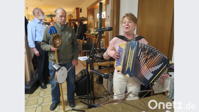 Christine Bleiber und Bruno Primann mit seiner Teufelsgeige. Bild: jzk