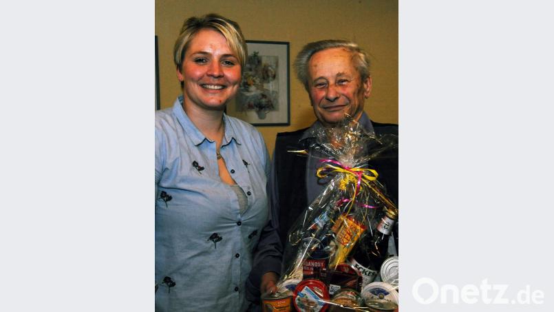 Mit einem Geschenkkorb gratulierte die NAC-Vorsitzende Anja Gebhard dem Urgestein des NAC Amberg, Josef Niedermeier, für 40 Jahre Mitgliedschaft im NAC Amberg. Bild: gf