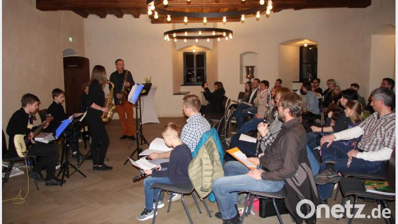 Den Auftakt im Kapitelsaal machte die „Kleine Combo&quot; (links im Bild), die auch den musikalischen Schlusspunkt setzte. Bild: wro