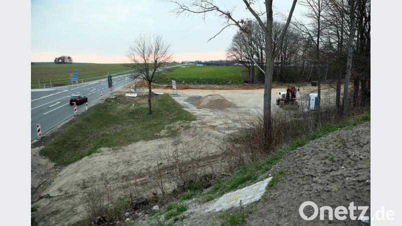Der Pendlerparkplatz an der Anschlussstelle Fronberg wird derzeit befestigt. Ende April soll er wieder zur Verfügung stehen. Bild: Hösamer
