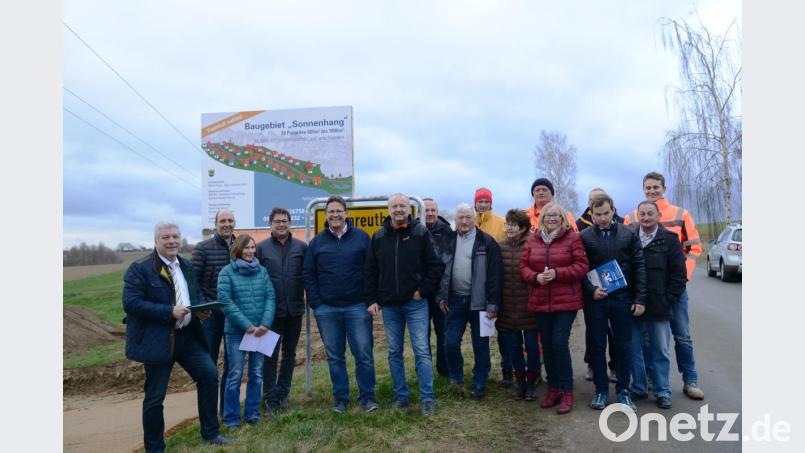 Erstmals trafen sich der Bau-, Umwelt- und Wirtschaftsausschuss mit den Mitarbeitern der Firma Gollwitzer und den Vertretern der beteiligten Geldinstitute beim neuen Baugebiet "Im Wiesengrund". Bild: bey