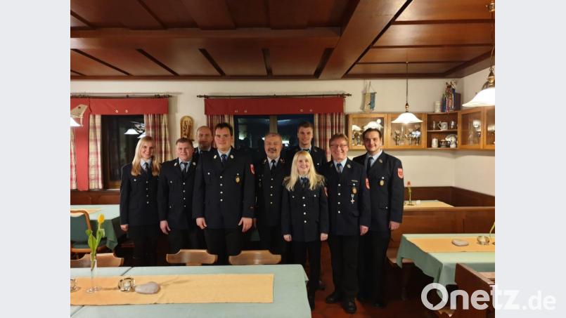 Die Feuerwehr Etsdorf wählt ihre Kommandanten (von links): Zweite Vorsitzende Julia Kaa, Zweiter Kommandant Martin Schießlbauer, Beisitzer Michael Koch, Kommandant Dominik Baumer, Kreisbrandrat Fredi Weiß, Schriftführerin Elisabeth Zizler, Kassier Philipp Koch, Vorsitzender Alois Schreier und Gerätewart Michael Baumer. Bild: Lisa Zizler