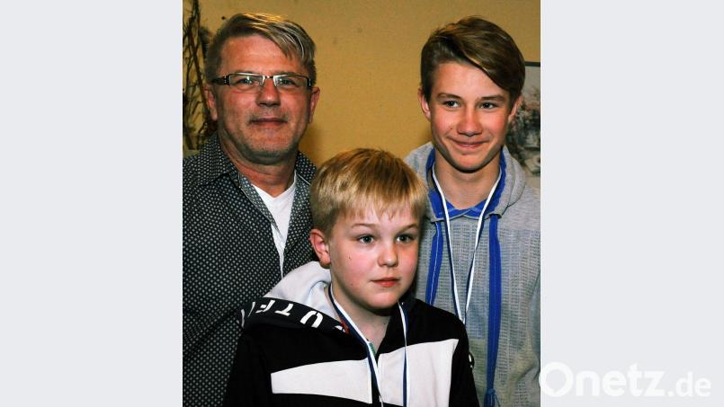 Clubmeister 2018 wurde mit 218,78 Punkten Carlo Jagosch, Zweiter mit 216,17 Punkten wurde Martin Scherer und den dritten Platz belegte mit 211,82 Felix Habargin. Unser Bild zeigt (von rechts) Carlo Jagosch, Martin Scherer und Sportleiter Reinhold Lang. Bild: gf