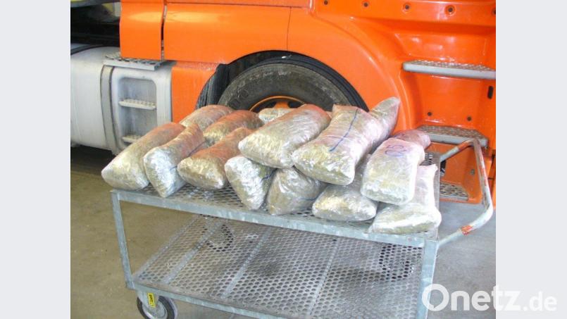 Rund 14 Kilo Marihuana fanden Zollbeamte in einem Ersatzreifen. Bild: Hauptzollamt Regensburg