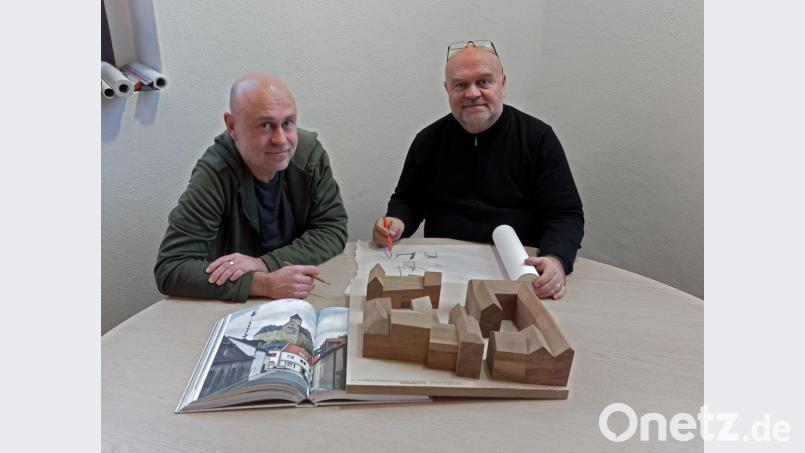 Christian und Peter Brückner (von links) haben ein Buch erarbeitet, das ihr architektonisches Schaffen beleuchtet. Bild: tr