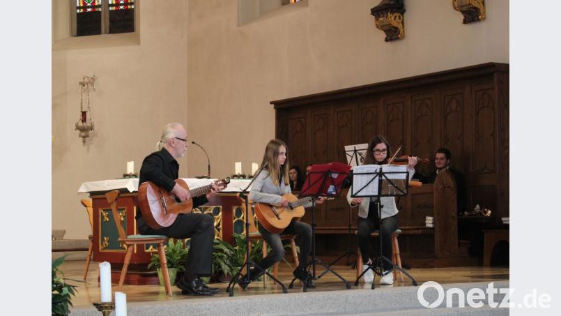 Hanna Kahl und ihr Lehrer an der Gitarre und Christina Kahl an der Violine. Bild: Susanne Forster