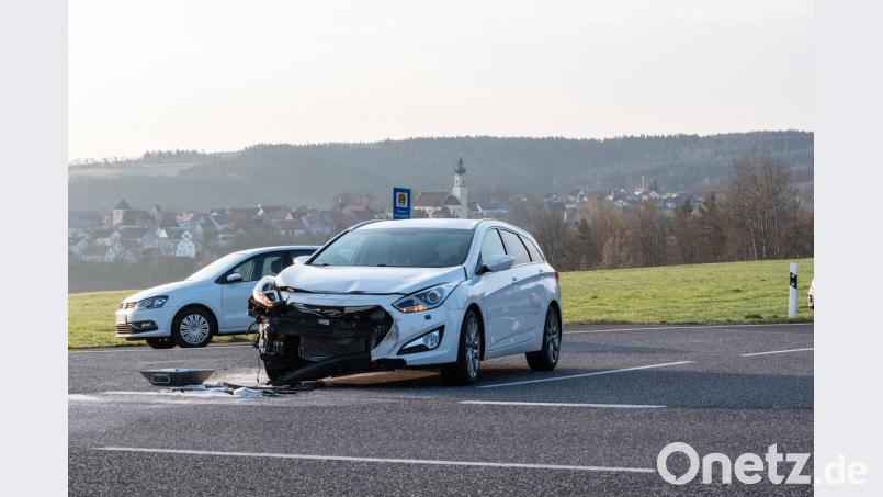 Unfall an der Abzweigung nach Röthenbach: Der Hyundai-Fahrer übersieht beim Einbiegen in die Staatstraße einen Mercedes. Bild: pml