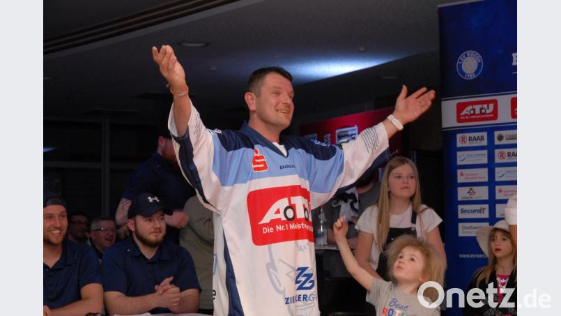 Seinen letzten Auftritt im Dress der Blue Devils hatte Daniel Willaschek bei der Abschlussfeier samt Trikotversteigerung am vergangenen Samstag. Bild: gb