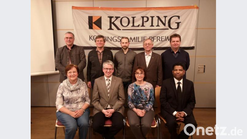 Die neu gewählte Vorstandschaft der Kolpingsfamilie Pfreimd zusammen mit Bürgermeister Richard Tischler (hinten, links). Vorsitzender Georg Hirmer (vorne, 2. v. links), die stellvertretende Vorsitzende Maria Richthammer (vorne, 2. v. rechts), Präses P. Georg (vorne, rechts), Kassier Franz Most (hinten, rechts) und Schriftführer Reinhard Günther (hinten, 2. v. links) zusammen mit den Beisitzern Erna Lotter, Karl Rauch und Peter Paulus. Bild: hir