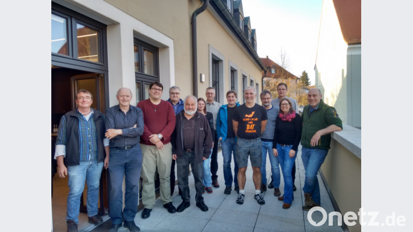 Michael Arbter (Dritter von links) und Karl Kuhbandner (Fünfter von links) sind für den Landkreis Tirschenreuth als Fledermausberater bestellt. Das Foto zeigt sie mit den anderen Teilnehmern am „Fledermausgipfel“. Bild: Naturschutzbehörde Tirschenreuth