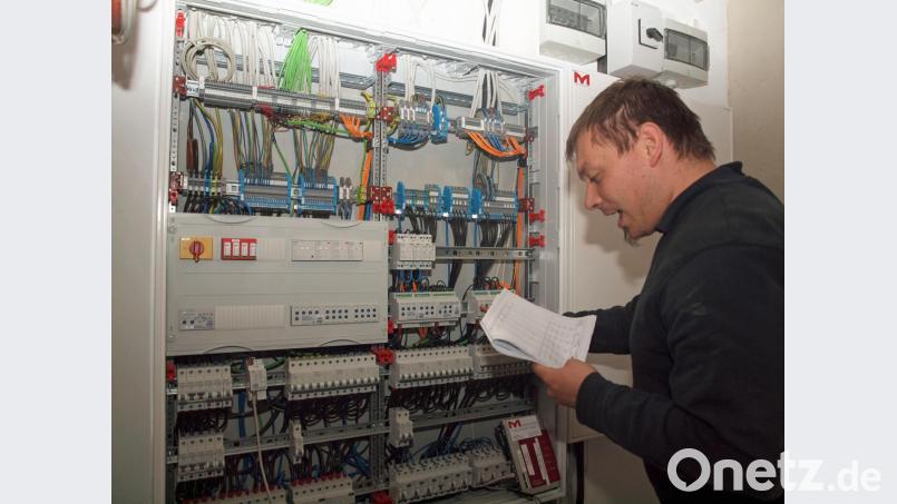 Feuerwehrkamerad Sebastian Bösl, der gemeinsam mit Ralf Mauel von Elektro-Mauel GmbH Kümmersbruck die Elektroinstallation ausführte. Bild: sön
