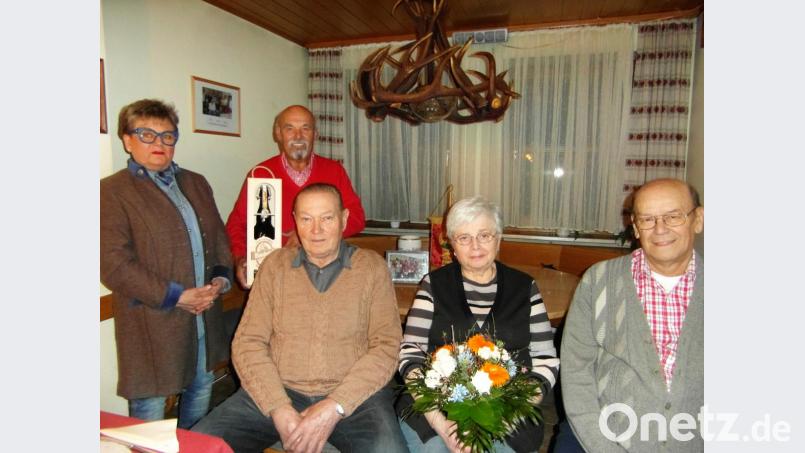 Die Vertriebsleiterin der Kulmbacher Brauerei, Edith Weiß (links), und Vereinswirtin Maria Zillner (Zweite von rechts) gratulieren den drei Gründungsmitgliedern des „Wilden Mannes“, Georg Wagner, Martin Böll und Hans Lukas (von links), zum 50. Vereinsjubiläum. Bild: hl