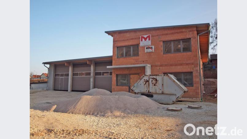 Der Rohbau steht, Garagentore und Fenster sind gesetzt, in Eigenleistung arbeiten auch Feuerwehrmänner am Innenausbau. Bild: sön