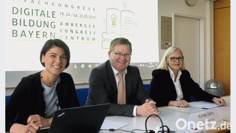 Den Fachkongress Digitale Bildung Bayern in Amberg stellten Kathrin Weigl, OB Michael Cerny u nd Petra Strobl vor (von links). Bild: Stephan Huber