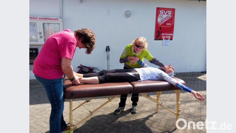 Auch dafür wird Schmidmühlen als Station beim Junut geliebt: Hier bekommen die Extremsportler eine Rundum-Betreuung, natürlich auch mit Massage. Schließlich haben die Teilnehmer schon 135 Lauf-Kilometer in den Knochen, wenn sie beim SV Schmidmühlen ankommen. Bild: fop