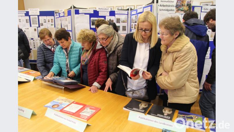 Alte Bücher und Schriften: Über die Gemeinde Schmidgaden und ihre Ortsteile gab es viel Interessantes zu erfahren. Bild: ral