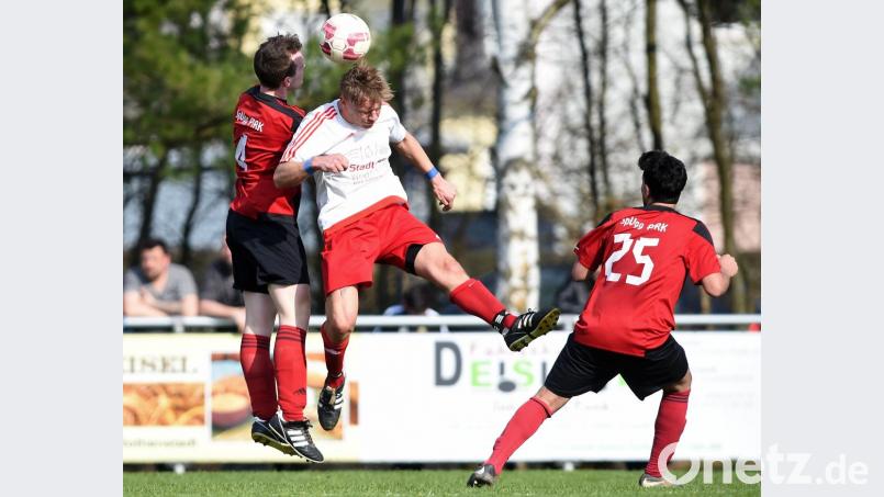 Wer wird Sieger im Kopfballduell zwischen dem Pirker Alexander Kaiser (links) und dem Rothenstädter Sebastian Bauer (Rothenstadt)? Das Derby endete knapp mit 3:2 für den VfB Rothenstadt. Bild: Büttner, Gerhard