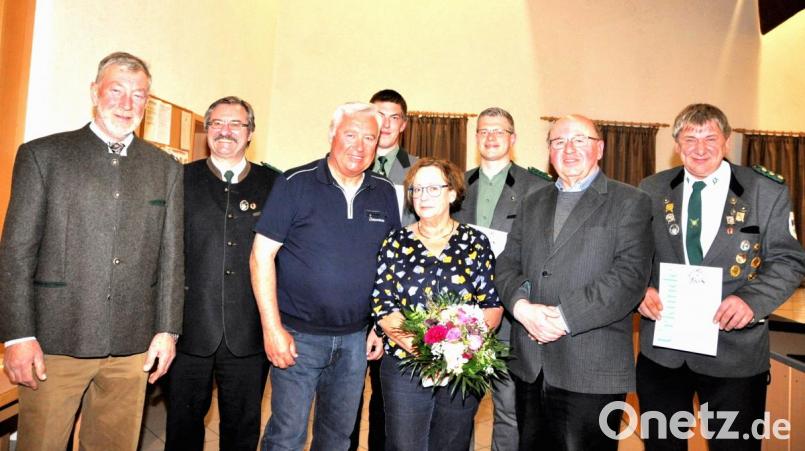 Vizevereinsmeister mit der Luftpistole ist mit 319 Ringen Schützenmeister Werner Braun (rechts). Sportleiter Matthias Bartmann (hinten, rechts) holt den Meistertitel am Luftgewehr (329), den Vizemeistertitel (323) in der Disziplin sichert sich Jan Hartinger (hintern, links). Der Schützenmeister lobt die Arbeit der Wirtsleute Werner und Marianne Hertig (vorne). Auch Pfarrer Wilhelm Bauer (Zweiter von rechts), zweiter Bürgermeister Hans-Peter Klünner und stellvertretender Gauschützenmeister Anton Hirnet (von links) sind bei der Generalversammlung dabei. Bild: es