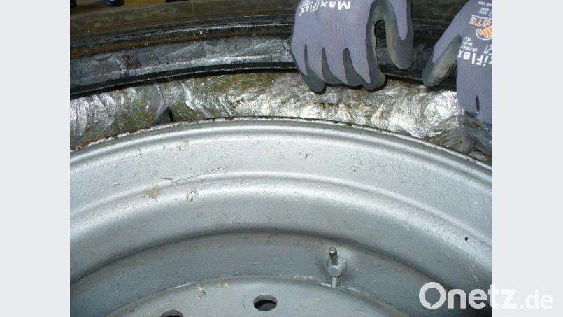 Zwischen Gummi und Felge waren die Päckchen versteckt. Bild: Hauptzollamt Regensburg