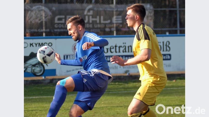 Der Etzenrichter Stephan Herrmann (links) schirmt den Ball gegen den Burglengenfelder Bastian Beer ab. Die Fuhrmann-Truppe verlor gegen den ASV 0:1. Im Nachholspiel gegen Ettmannsdorf muss deshalb unbedingt ein Sieg her. Bild: otr