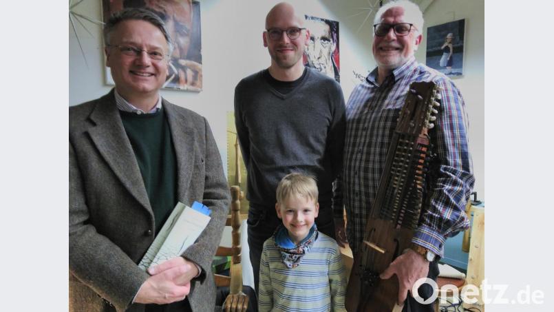 Ludwig Fischer von Weikersthal (links) las aus dem Werk von Tobias Sichelstiel (Mitte), Gerhard Legat (rechts) sorgte für die Klänge. Sichelstiels Sohn Jakob (vorne) war mit Vorleser, Papa und Musiker zufrieden. Bild: mma