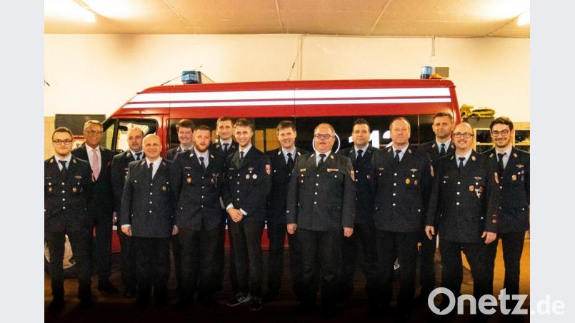 16 Feuerwehrmänner der Tirschenreuther Wehr wurden für ihren aktiven Feuerwehrdienst geehrt. Bild: exb
