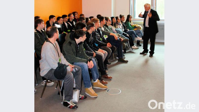Im Gespräch mit den Luitpold-Mittelschülern warb CSU-Bundestagsabgeordneter Alois Karl für die Energiewende. Zudem appellierte der Berufspolitiker an die jungen Leuten, sich ehrenamtlich zu engagieren. Bild: exb