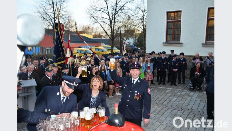 Mit viel Freibier aus einem umgebauten Feuerwehranhänger stießen die Pleysteiner und Waidhauser auf das 150-jährige Feuerwehrfest der Nachbarkommune beim Patenbitten an. Bild: fjo