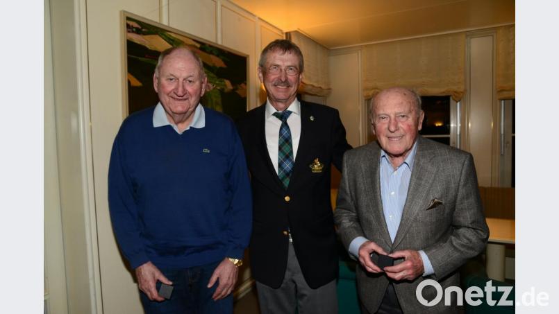 Präsident Kurt Knote (Mitte) überreicht Erhard Badewitz (links) und Karl Perzl für 25-jährige Mitgliedschaft die Silberne Ehrennadel des Golfclubs. Bild: bey