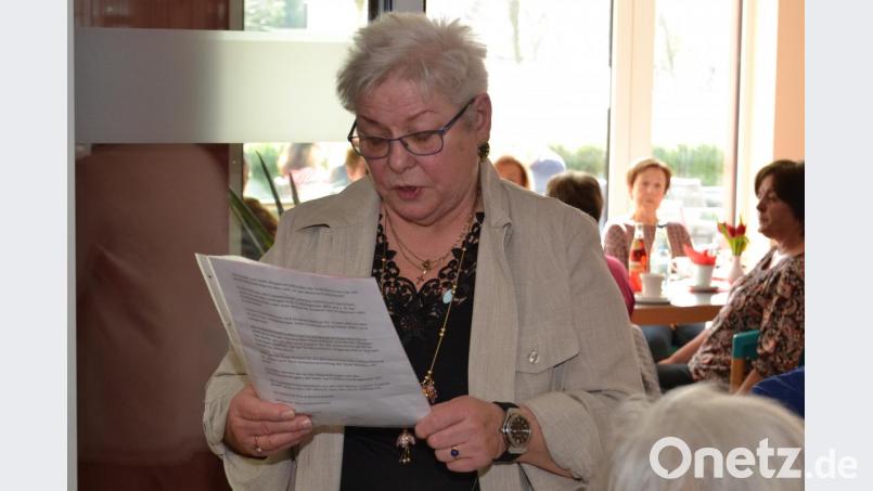 Ingrid Sittl berichtet von der Arbeit in den acht Seniorenclubs der AWO. Bild: hcz