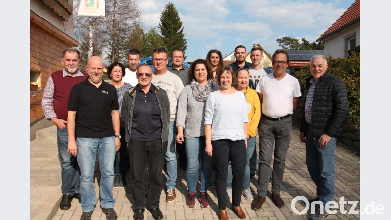 Peter Völkl (Zweiter von rechts) kann als Vorsitzender auf ein starkes Team bauen. Zur &quot;SV-Familie&quot; gehört seit 50 Jahren Franz Ditz (vorne, Zweiter von links). Bild: pi